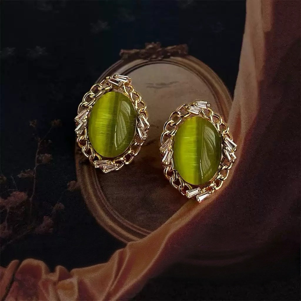 Earrings(unique, beautiful, fashionable)